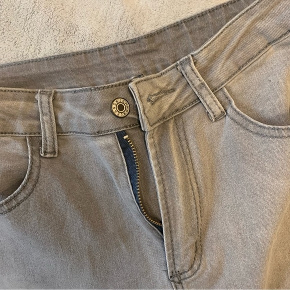 Gray jeans with bootcut flare bottoms​​​​ - Picture 4 of 5